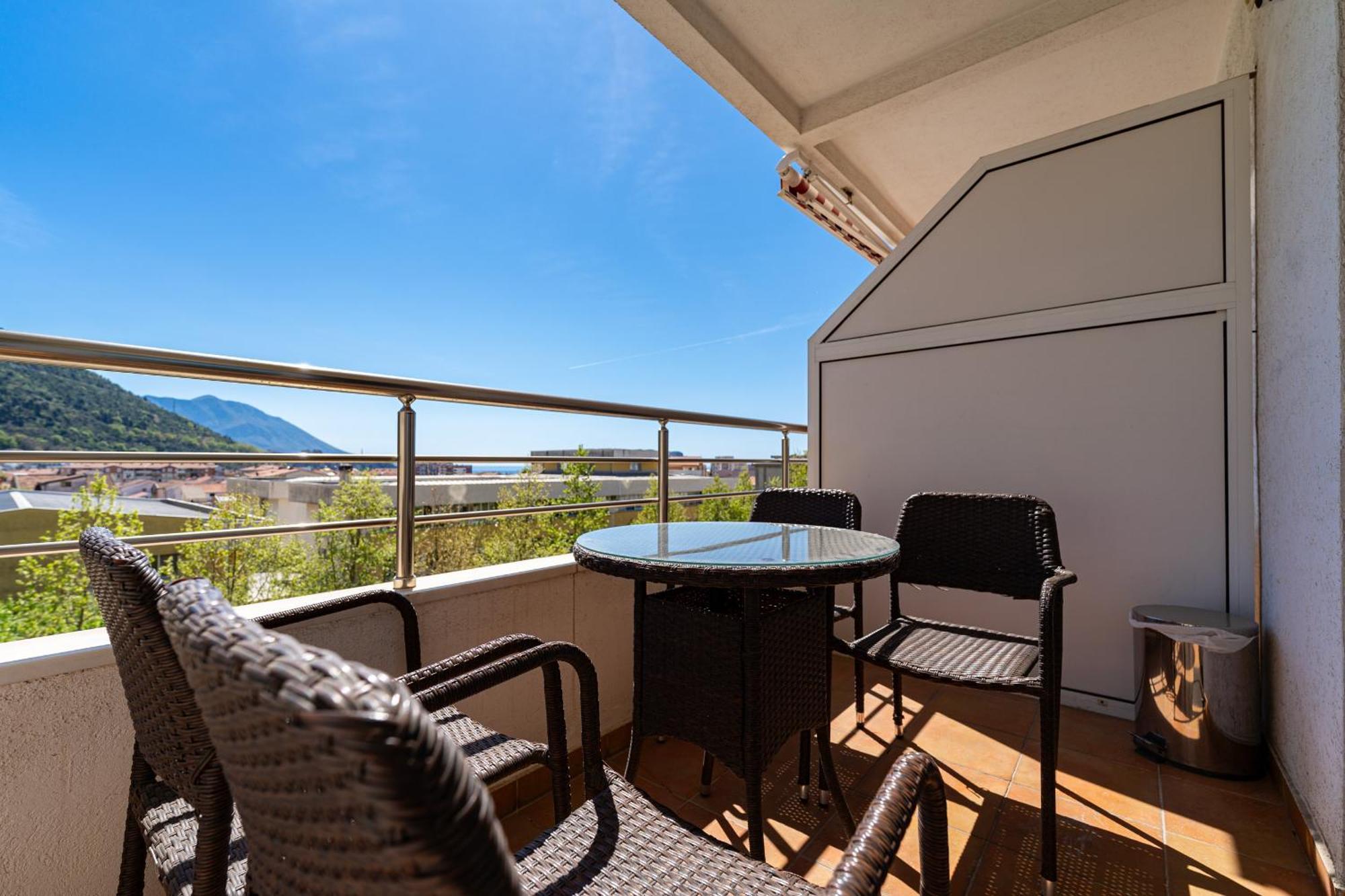 Lovely With Panoramic View Apartment Budva
