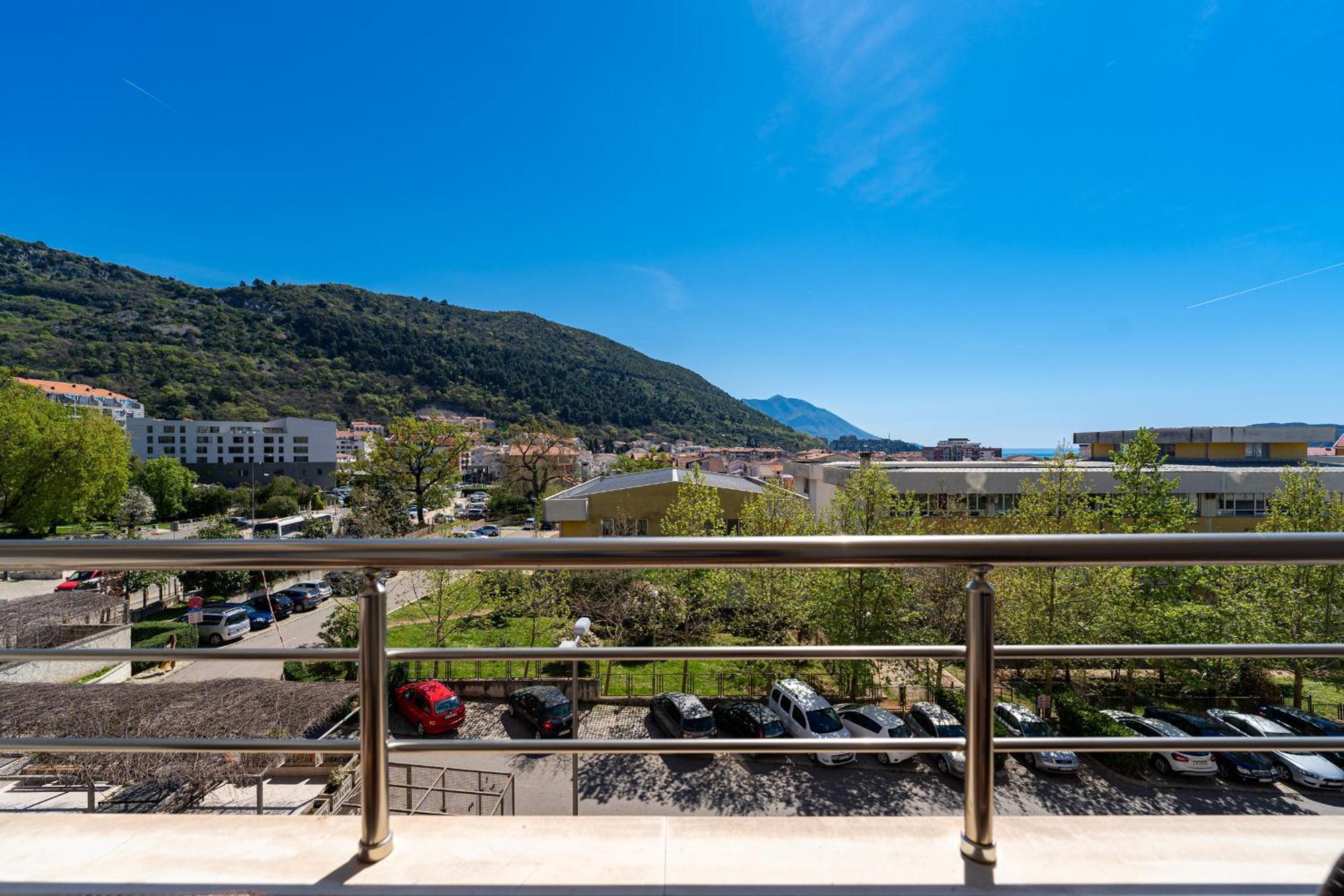Lovely With Panoramic View Apartment *